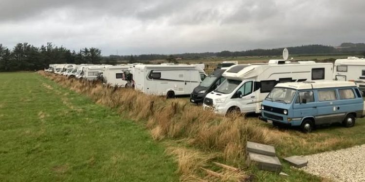 Den lokale landmand Svenning Christensen var forleden aften oppe med nogle dyr, hvor pladsen var fuld af autocamperen, idet folk også sad med fortelt udfoldet og spiste aftensmad. Foto: Svenning Christensen. 
