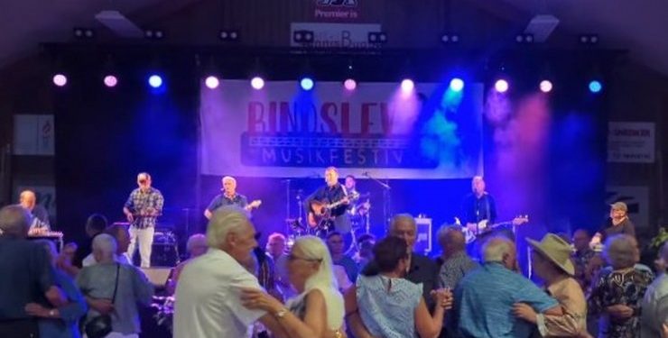Hallur Joensen og band på scenen ved Bindslev Ny Musikfestival 2025. Privatfoto