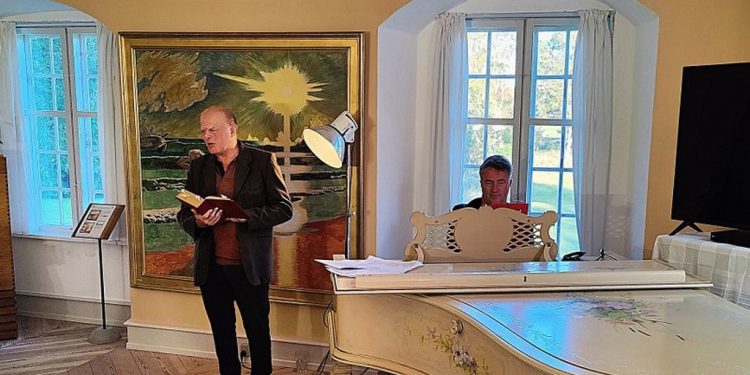 Skuespiller Jørgen Bing og pianist Peter Jungersen på Odden. Foto: Elling.