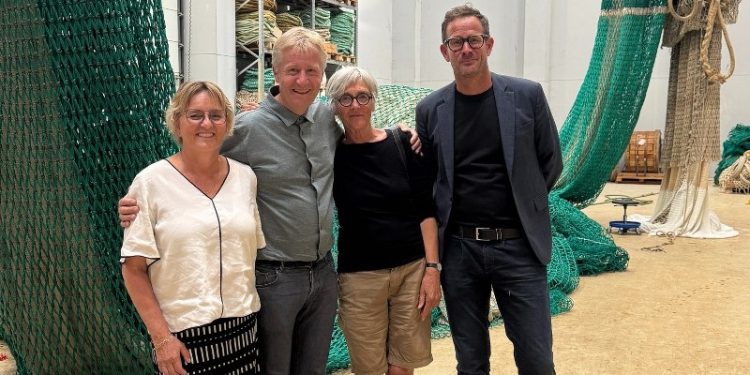 Carsten Bedsted (B) ses her til højre under et besøg hos Rederiet Isafold i Hirtshals. Foto: Arkiv.