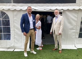 Neil Jacobsen og Michael Vendelbo bød velkommen til Erhverv Hjørrings sommer-kom-sammen. Foto: Palle W. Nielsen