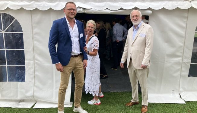 Neil Jacobsen og Michael Vendelbo bød velkommen til Erhverv Hjørrings sommer-kom-sammen. Foto: Palle W. Nielsen