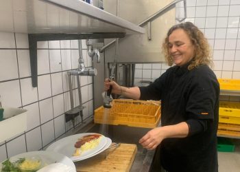 Kom og hjælp Mona med opvasken! Privatfoto.