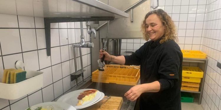 Kom og hjælp Mona med opvasken! Privatfoto.