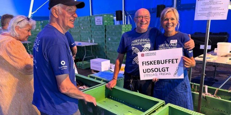Fiskernes formand Niller alias Niels Kr. Nielsen og turistchef Laila Zielke, som tillige er næstformand i Hirtshals Fiskefestival, kunne fredag eftermiddag melde udsolgt til fiskebuffeterne samme aften i Skibet på Den Grønne Plads. Lørdag er der i skrivende stund endnu få billetter til buffeterne. Foto: Niels Skipper.