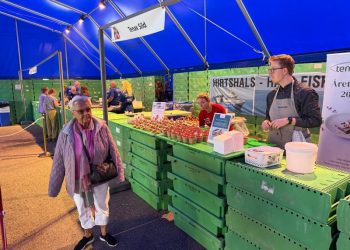 Nogle af lørdagens smagsboder var at finde i teltet Bølgen på Sydvestkajen. Foto: Niels Skipper.