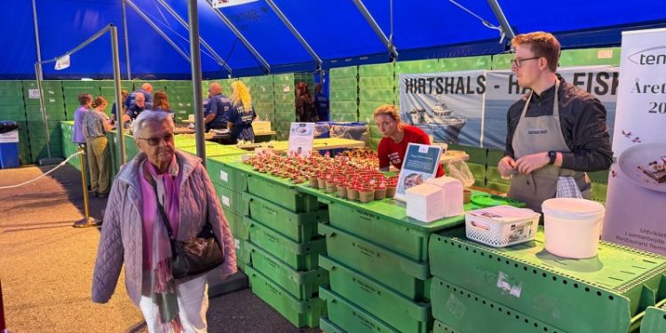 Nogle af lørdagens smagsboder var at finde i teltet Bølgen på Sydvestkajen. Foto: Niels Skipper.