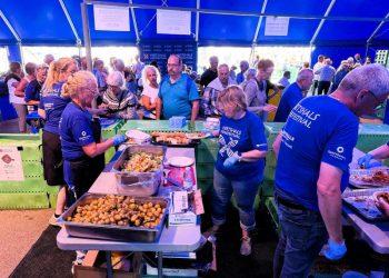 Travlhed hos de frivillige og trængsel af glade gæster ved Hirtshals Fiskefestival 2025. Foto (arkiv): Niels Skipper.