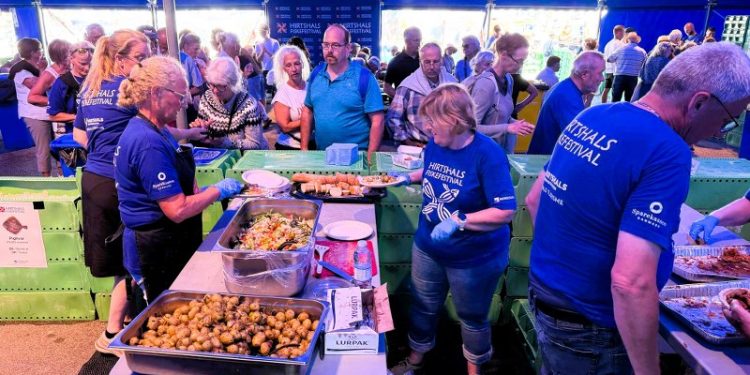 Travlhed hos de frivillige og trængsel af glade gæster ved Hirtshals Fiskefestival 2025. Foto (arkiv): Niels Skipper.