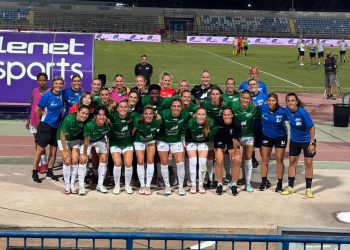 Det var med det helt store smil Fortuna trup og stab stillede op til fotografering oven på 1-0 
sejren.  Foto: Fortuna.