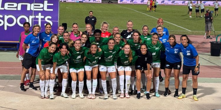 Det var med det helt store smil Fortuna trup og stab stillede op til fotografering oven på 1-0
sejren. Foto: Fortuna.