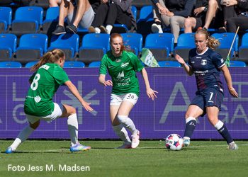 En kamp, hvor der også blev plads til at prøve 
nye og skåne "gamle". Her er Rie Skotte og 
Tilde Johansson med i kampen.