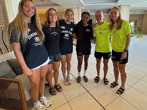 Caitlin St. Leger, Sidney Masur, Laura Frank, Signe Søndergaard, Sarah Dyrehauge og Sofie Lybæk lader op til lørdagens kamp!