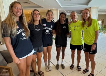 Caitlin St. Leger, Sidney Masur, Laura Frank, Signe Søndergaard, Sarah Dyrehauge og Sofie Lybæk lader op til lørdagens kamp!