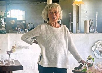 Bente Hauschildt havde tjansen hos Glasgaarden, da der var besøg af Grethe Rolle fra netmagasinet Jammerbugtnu.