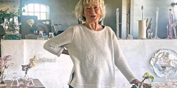 Bente Hauschildt havde tjansen hos Glasgaarden, da der var besøg af Grethe Rolle fra netmagasinet Jammerbugtnu.