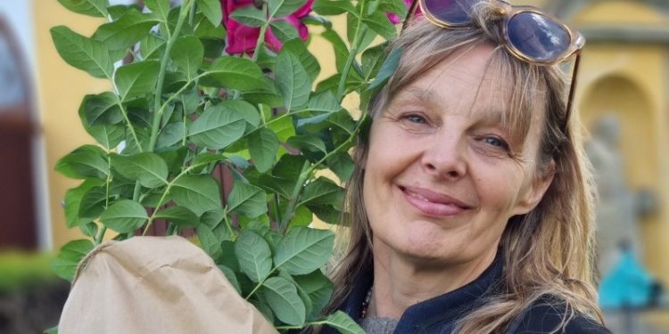 Skulptør Helle Rask Crawford bor i Løkken. Foto: Privat.