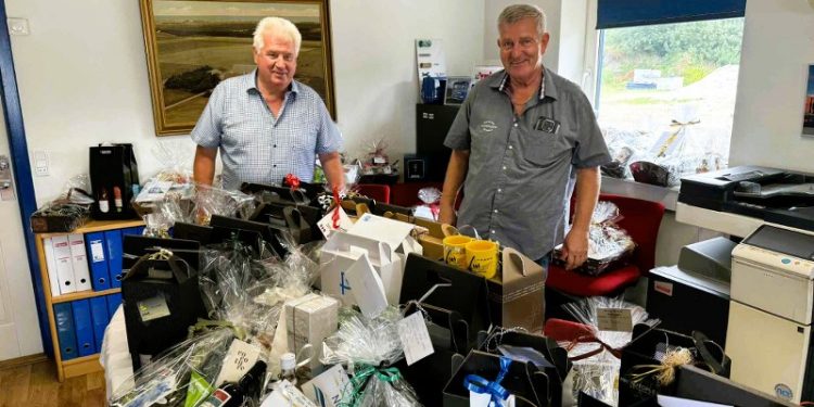 Bent og Erik Petersen ved det store gavebord på kontoret hos Henry Petersen & Sønner. Foto: Niels Skipper.