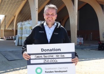 Afdelingsdirektør i Sparekassen Danmark, Sindal, er på vej til rejsegilde med en stor donation fra Fonden Vendsyssel.
