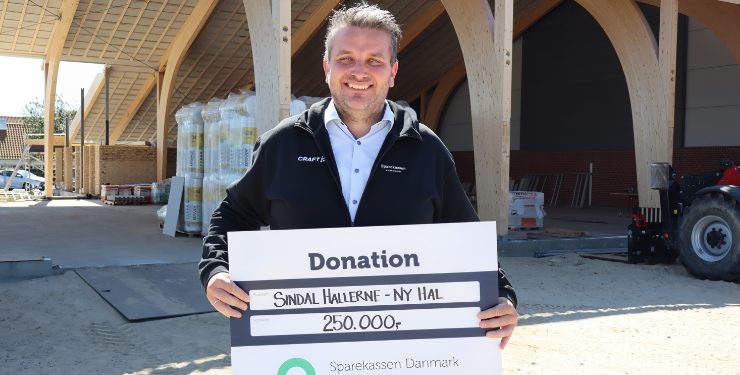 Afdelingsdirektør i Sparekassen Danmark, Sindal, er på vej til rejsegilde med en stor donation fra Fonden Vendsyssel.