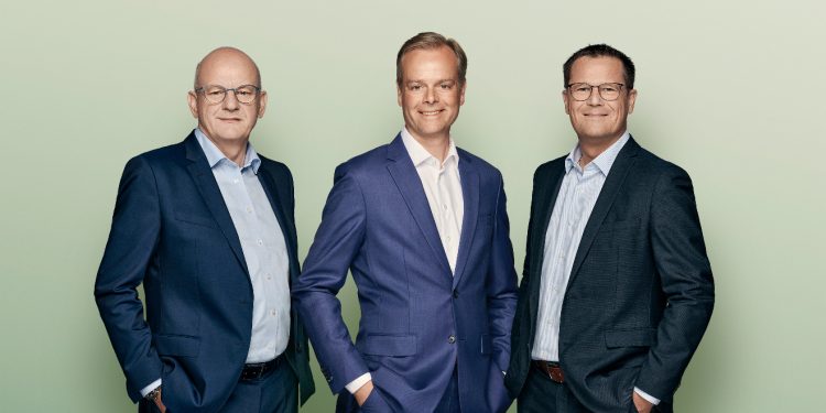 Administrerende direktør Vagn Hansen overlader 1. september 2025 taktstokken til et nyt
ledelsesteam bestående af direktør Kim Mouritsen og direktør Lars Thomsen. Foto: Sparekassen Danmark.