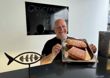 Jan Hansen med en lækker ribbensteg bag disken i Kødboxen. Foto: Niels Skipper.
