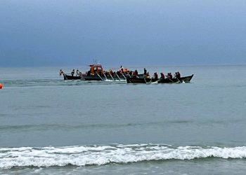 Kapsejladsen er netop skudt i gang. Tversted-mandskabet (nærmest) kæmper tydeligvis med at finde takten i båden. Foto: Niels Chr. Jakobsen.
