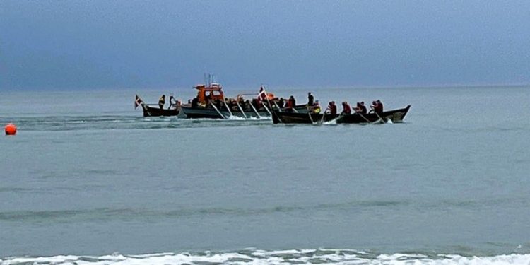 Kapsejladsen er netop skudt i gang. Tversted-mandskabet (nærmest) kæmper tydeligvis med at finde takten i båden. Foto: Niels Chr. Jakobsen.