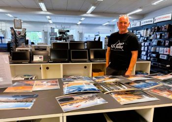 Fotograf Kurt Sørensen med nogle af sine flotte fotos hos Høj Data. Foto: Niels Skipper.