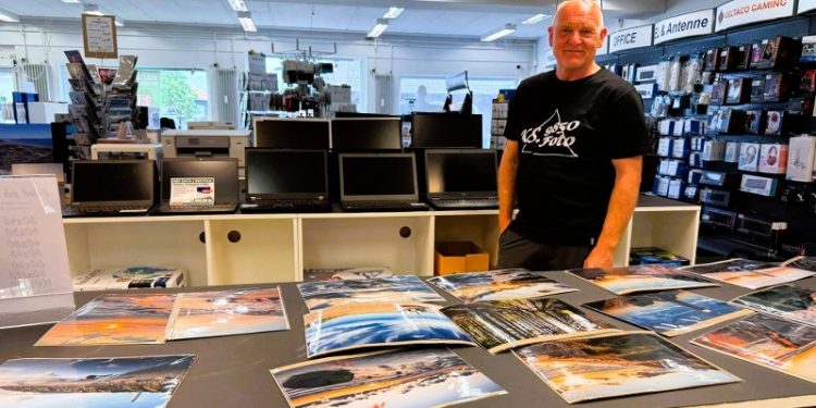 Fotograf Kurt Sørensen med nogle af sine flotte fotos hos Høj Data. Foto: Niels Skipper.