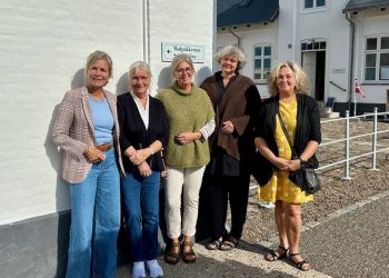 Fra venstre er det  turistchef Laila Zielke sammen med de fire lokale kunstnere Ninne Nielsen, Laila 
Pallisgaard, Joan Grønfeldt Kristensen og Mette Borup. Foto: Hirtshals Turisme.