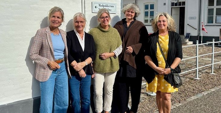 Fra venstre er det  turistchef Laila Zielke sammen med de fire lokale kunstnere Ninne Nielsen, Laila 
Pallisgaard, Joan Grønfeldt Kristensen og Mette Borup. Foto: Hirtshals Turisme.