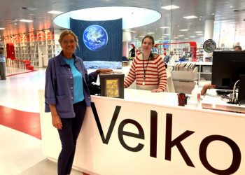 Karen Bager (t.v.) er på biblioteket for at hente bøger til sin læseklub. De skal læse Eva Tinds ”Citronbjerget”, som Maria fra biblioteket varmt kan anbefale. Foto: Hjørring Bibliotekerne.