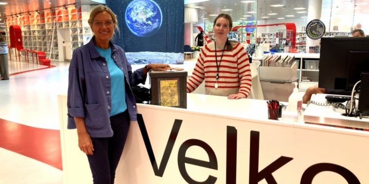 Karen Bager (t.v.) er på biblioteket for at hente bøger til sin læseklub. De skal læse Eva Tinds ”Citronbjerget”, som Maria fra biblioteket varmt kan anbefale. Foto: Hjørring Bibliotekerne.