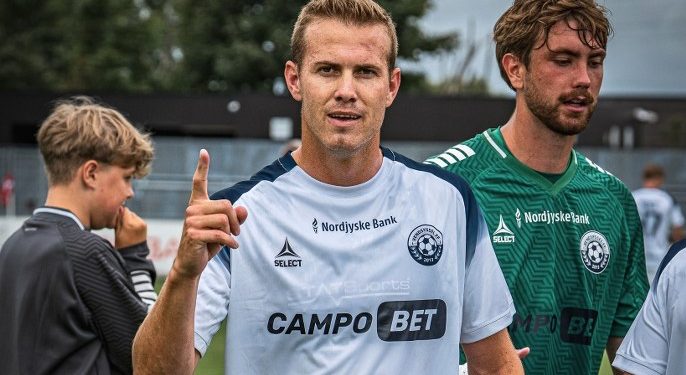 Lasse Steffensen marker antal scoringer med Lasse Schultz ved sin side. Foto fra HIK-sejren: VFF