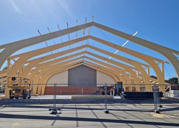 Limtræsbuerne er rejst ved Sindal Hallerne. Foto: Lilleheden A/S.