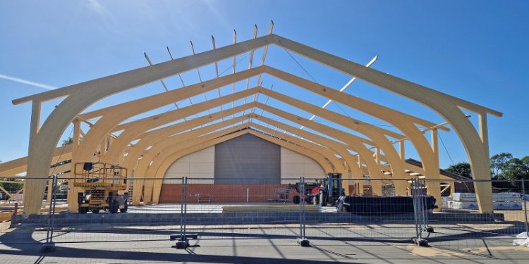 Limtræsbuerne er rejst ved Sindal Hallerne. Foto: Lilleheden A/S.