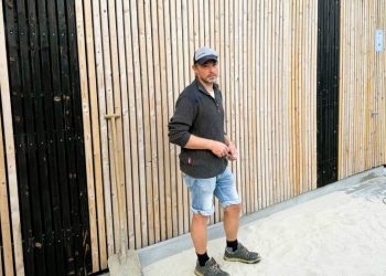 Mads Halle Bruun fra Surf & Natur ved badefaciliteterne ved Det Sorte Tårn. Foto: Niels Skipper.