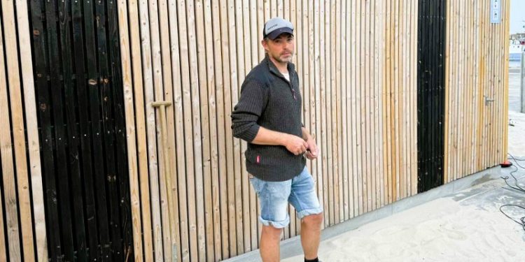 Mads Halle Bruun fra Surf & Natur ved badefaciliteterne ved Det Sorte Tårn. Foto: Niels Skipper.