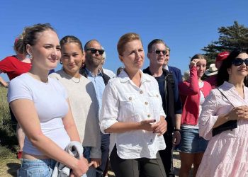 Elever fra Hjørring Gymnasium gik mandag den 18. august tur med statsministeren. Foto: STX.