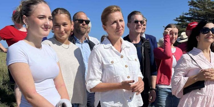 Elever fra Hjørring Gymnasium gik mandag den 18. august tur med statsministeren. Foto: STX.