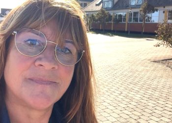 Byrådsmdlem Mette Jensen (C) foran Lyngggården i Hirtshals. Foto: Privat.