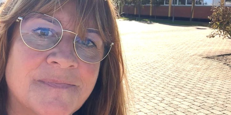 Byrådsmdlem Mette Jensen (C) foran Lyngggården i Hirtshals. Foto: Privat.