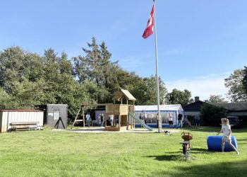 Dannebrog til tops over Morild. Foto: Hugo Andersen.