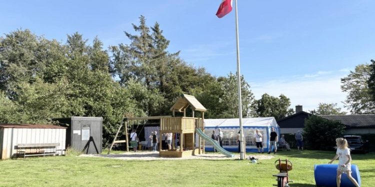 Dannebrog til tops over Morild. Foto: Hugo Andersen.