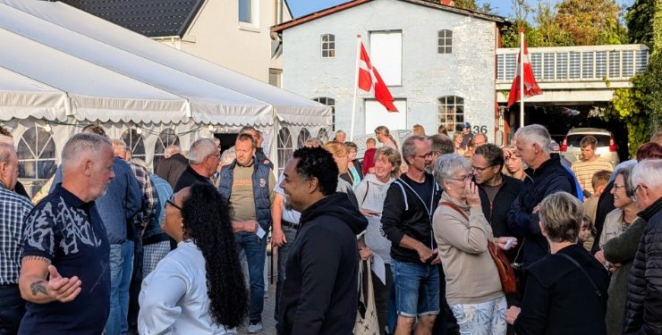 Mosbjerg inviterer til Open by Night på fredag den 29. august, og der kan stadig købes madbilletter i Brugsen. Arkivfoto.