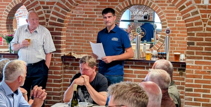 Jens Lauritsen byder de mange gæster velkommen i de renoverede lokaler og til 10-års jubilæet.