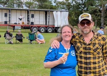 Jannie Borg Møller Andersen byder musiker Dennis Nielsen velkommen til "Musik Under Åben Himmel"