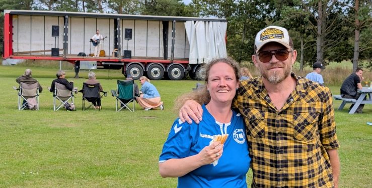Jannie Borg Møller Andersen byder musiker Dennis Nielsen velkommen til "Musik Under Åben Himmel"