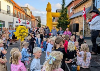 Halløj i Gaden i Sindal blev en aften med underholdning for både børn og voksne samt masser af gode tilbud og spændende madoplevelser.